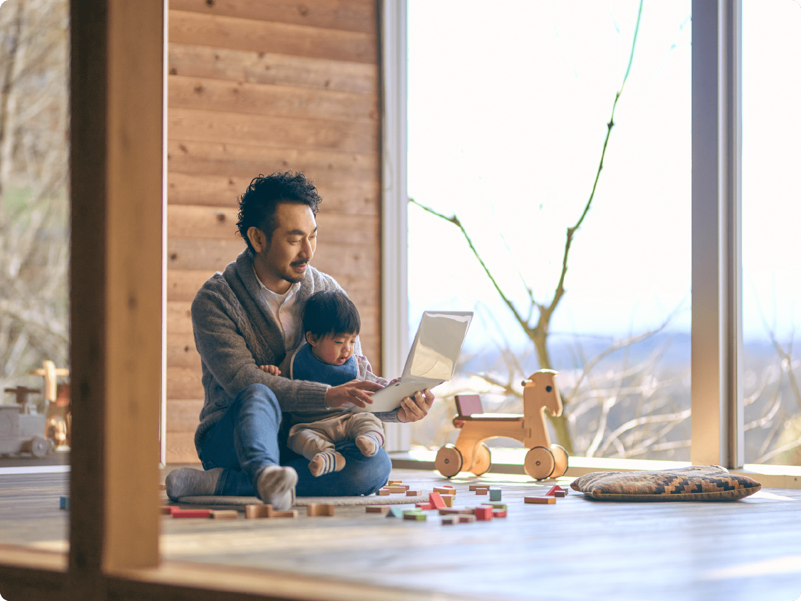 ワーケーション中の父親と子ども
